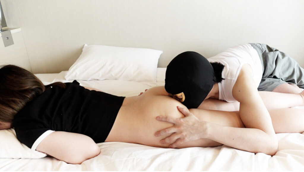 女の無洗アナルの匂いを嗅ぐ画像