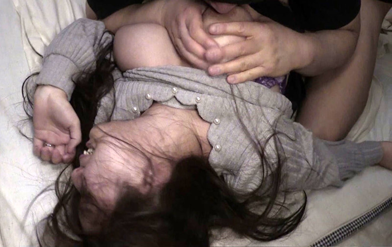 ［閲覧注意］輪●レ●プ映像 ノーカット無編集・婦女強●犯罪記録 豊満女体破壊！クロロホルムとスタンガンで昏●、媚薬で絶頂狂乱、凌●され尽くし子宮が潰れるまでマワされイカされ続けた地味メガネ爆乳妻！ 塚田詩織